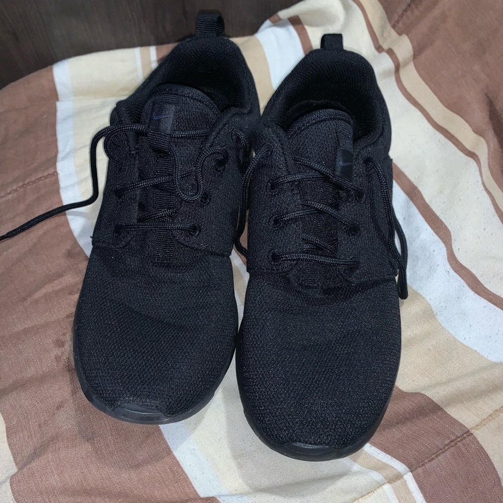 Black Nike roshe’s